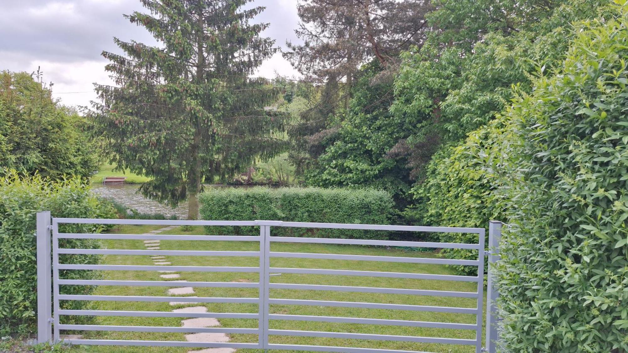 Bungalov Na Brehu Labe S Vlastnim Molem Pardubice Exterior photo